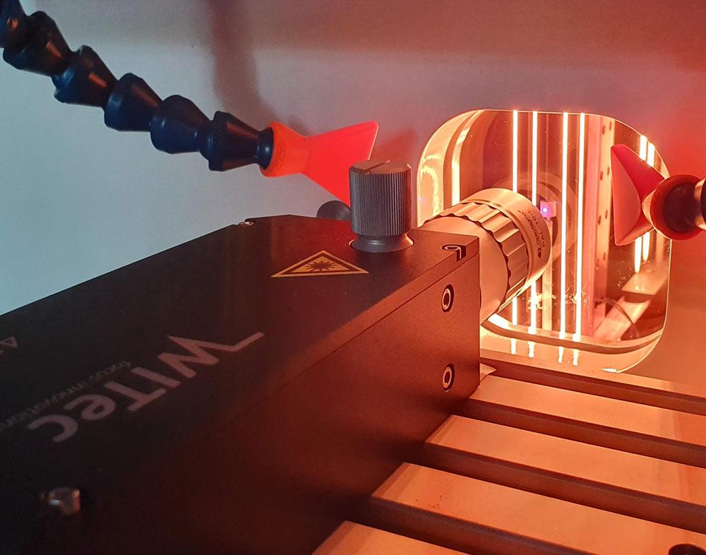 Sonda Raman alphaCART colocada frente a una ventana del reactor HF-CVD para la monitorización <em>in situ</em> de los procesos de recubrimiento y enfriamiento del diamante