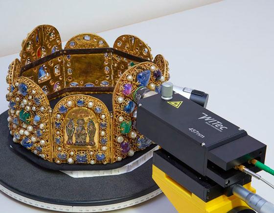 Sonda Raman alphaCART colocada para adquirir datos de la Corona Imperial del Sacro Imperio Romano Germánico