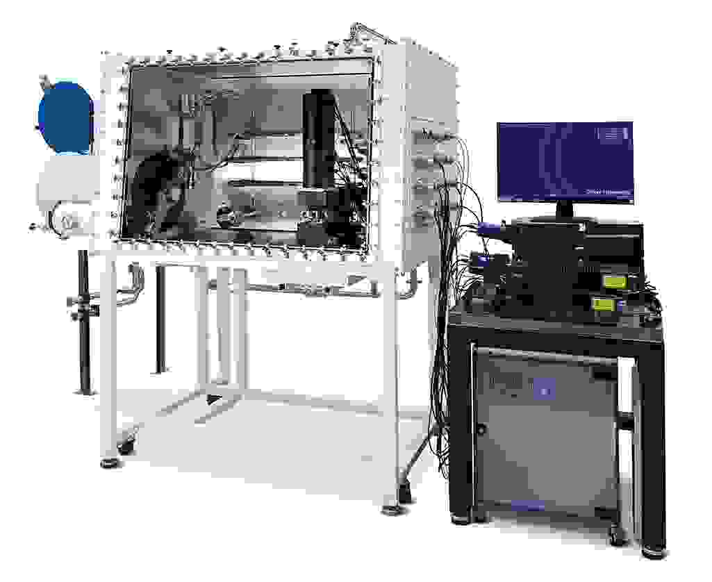 Microscopio Raman WITec alpha300 apyron totalmente automatizado al inetrior de una cabina ambiental (caja de guantes de MBRAUN, Garching, Alemania).