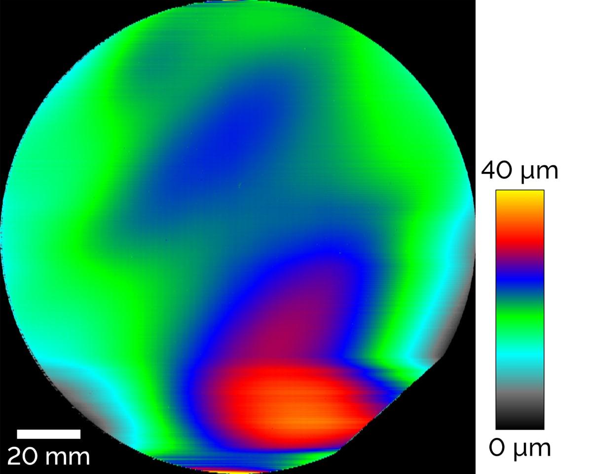 Topografía de una oblea de SiC de 150 mm con variaciones de altura de hasta 40 µm.