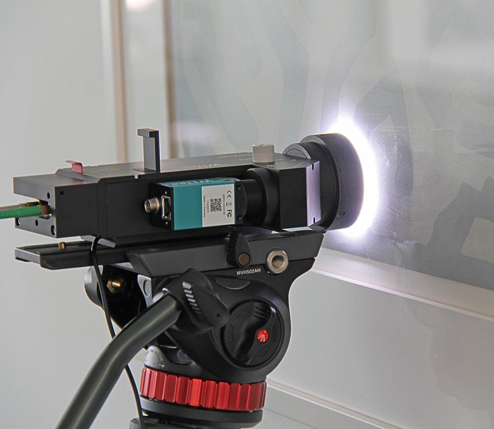 alphaCART delante de una foto enmarcada